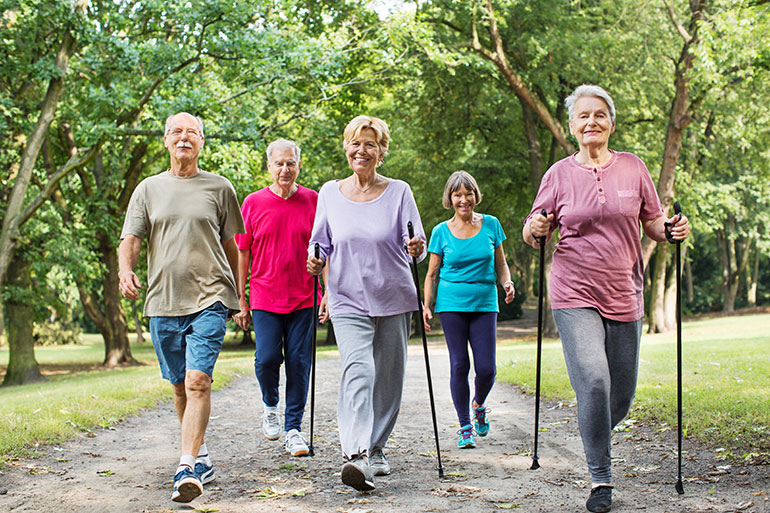 Đi bộ giúp người cao tuổi giảm cân