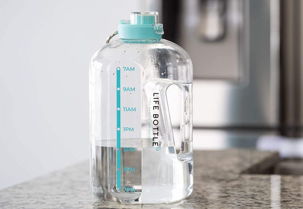 Sử dụng các bình nước với nhãn thời gian để giúp bạn uống nước đầy đủ