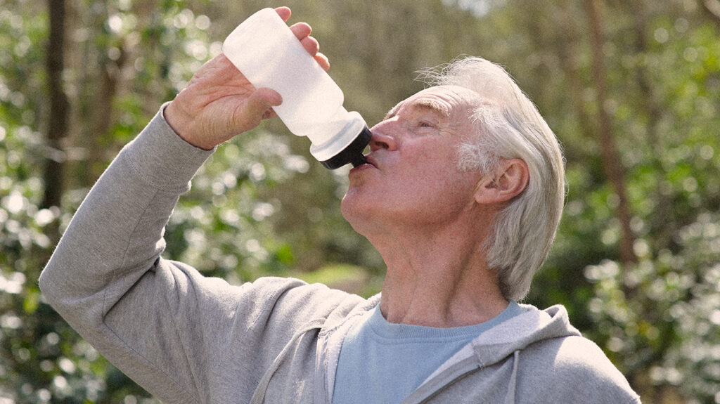 Chuyên gia sức khỏe cho rằng người lớn tuổi phải uống ít nhất 1.5l mỗi ngày