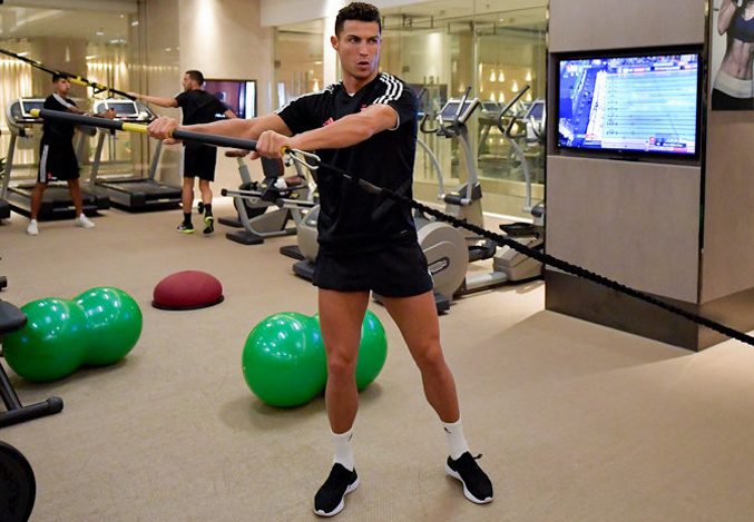 Các buổi tập luyện vào Thứ Sáu của Ronaldo giúp cải thiện sự cân bằng cơ thể và phần core của anh ấy thông qua bài tập khác nhau.