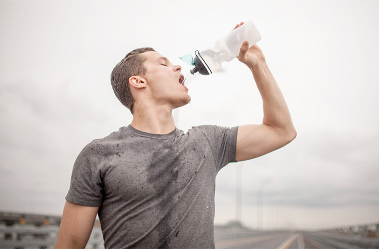 Uống nước trước và sau tập thể thao để giúp bù nước cho cơ thể.