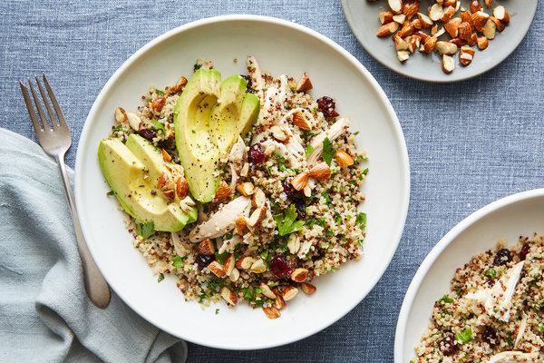 Bữa trưa giàu protein của người mẫu VS thường là salad gà với quinoa