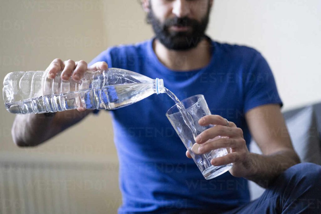 Uống nước khi cảm thấy khát